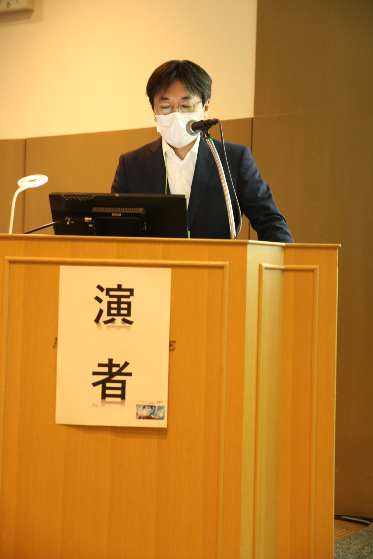 講演中の代表 野崎真治